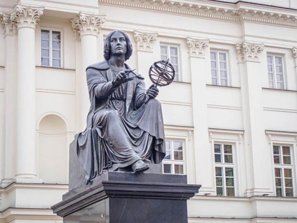 Nicolaus Copernicus Monument (by Bertel Thorvaldsen) in Warsaw, Poland standing in front of the Staszic Palace, the seat of the Polish Academy of Sciences. (Belogorodov / Adobe Stock)