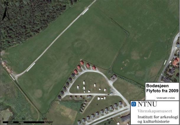 The discovery of the burial mounds in Norway was not a surprise. Aerial photographs had already picked up subtle signs of their presence, and it was in fact these photographs that prompted the 2019 survey. (Norge i Bilder)
