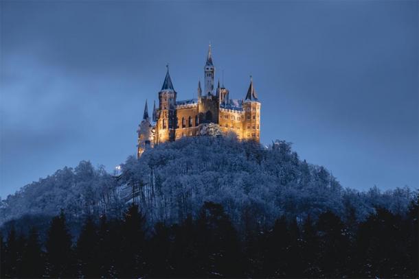 Hohenzollern Castle at night during the winter. (0711bilder / Adobe stock)