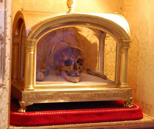 Reliquary and skull of Saint Yves of Kermartin (1253–1303) in Tréguier, Brittany, France (Derepus/ CC BY-SA 3.0)