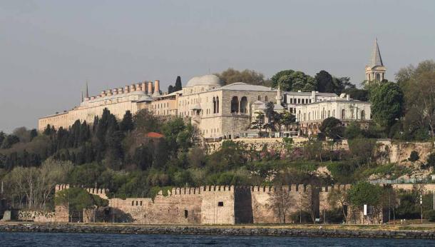 View of the Fourth Courtyard of Topkapi Palace secluded behind the Walls of Constantinople (EvrenKalinbacak/Adobe Stock)
