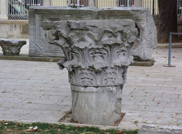 Capitel de Teodosio para una columna, uno de los pocos restos de la Iglesia de Teodosio II (Derzsi Elekes Andor / CC BY-SA 4.0)