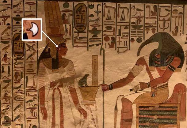 Pintura de Nefertari luciendo sus aretes de plata de influencia Egea, en una escena de su tumba en el Valle de las Reinas. (Imagen: Cortesía de Jonathon Perrin)