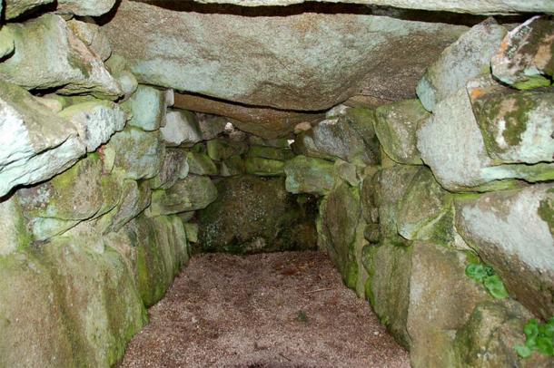 An interior view of Bant’s Carn, Scilly Isles (Stringer, J / CC BY-NC 2.0)