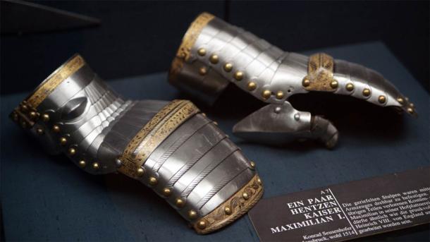 Most experts believe that the horned helmet was created by Konrad Seusenhofer, a renowned Austrian armorer who worked for Maximilian I, the Holy Roman Emperor. In the image we can see the emperor’s gauntlets created by Seusenhofer circa 1514. (Kunsthistorisches Museum / CC BY 3.0)