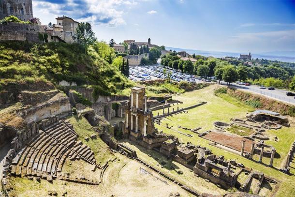View of ancient roman theatre in Volterra, Italy (imagedb.com / Adobe Stock)