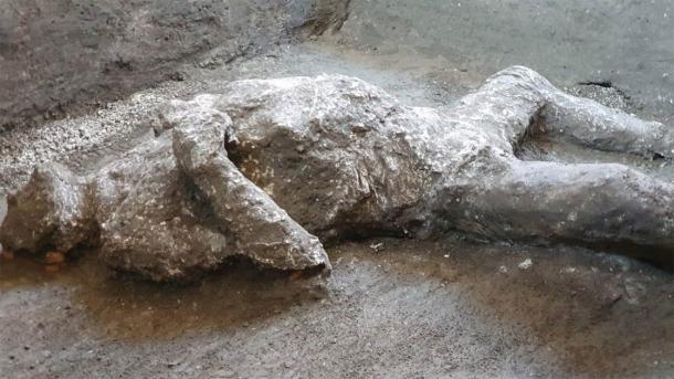 La esclava y su amo descubiertos en una villa en las afueras de Pompeya deben haber tenido una muerte espantosa y atroz, como se puede ver en la forma en que se juntan los pies y las manos. (Parque Arqueológico de Pompeya)