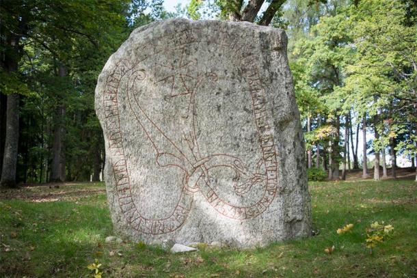 Una de las piedras que muestra runas, la cruz y obras de arte paganas (Mats/Adobe Stock)