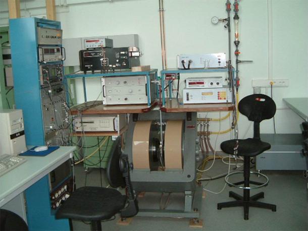 An Electron Paramagnetic Resonance (EPR) spectrometer, which was used to forensically analyze Egyptian skin on mummies to understand how they were treated during the mummification process. (Przemyslaw 