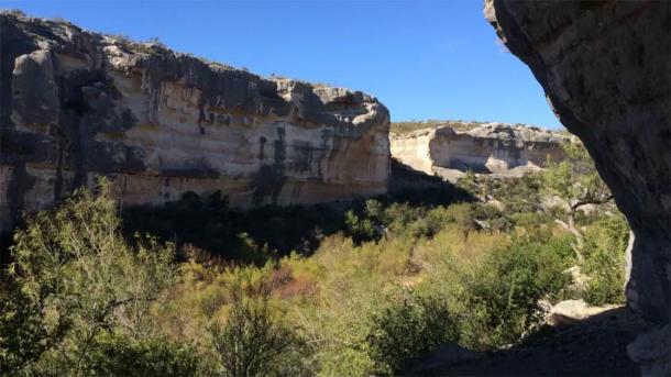 El hombre vivió en el Bajo Pecos Canyonlands de Texas, que se muestra aquí, hace entre 1400 y 1000 años. La zona árida donde fue enterrado provocó la momificación natural de su cuerpo. (Karl Reinhard)