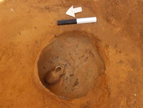 Jarra en la que había sido enterrado un bebé, yaciendo en un cántaro, en un contexto funerario del Bronce Medio II. (Yuval Arbel, Antigüedades de Israel)