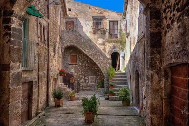 El pueblo de Santo Stefano di Sessanio es uno de los más famosos de Italia y también está involucrado en el antiguo sistema de casas de Italia. (Stefano Pellicciari/Adobe Stock)
