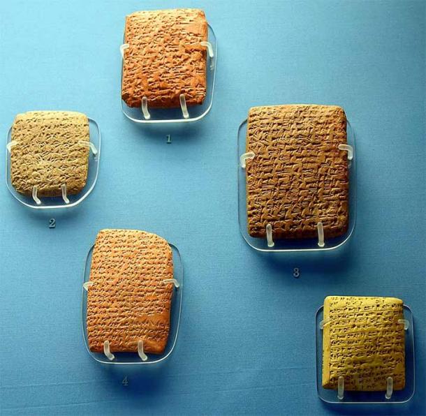 Cinco cartas de Amarna en exhibición en el Museo Británico de Londres. (Osama Shukir Muhammed Amin/ CC BY-SA 4.0)