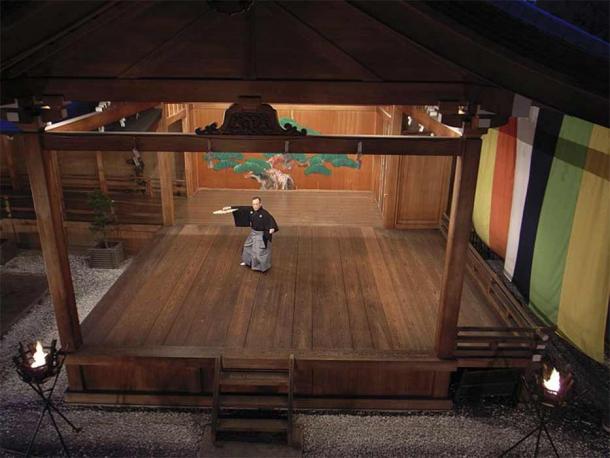 A demonstration of Mai-bayashi/Shimai at Dōgō Noh Stage in Dōgo Onsen, Matsuyama, Japan. (CC BY-SA 2.0)