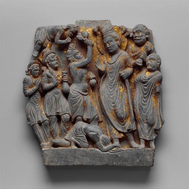 Sumedha and Buddha Dipankara, 2nd century, Gandhāra. Here, the bodhisattva Sumedha is depicted offering flowers to Buddha Dipankara. (Farang Rak Tham / Public Domain)