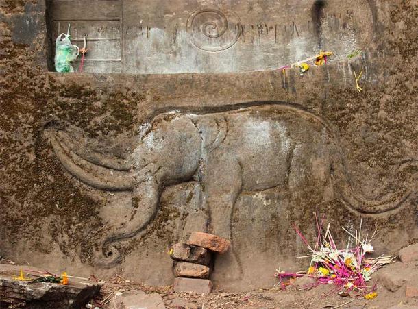 An Asian elephant engraving in the ancient Vat Phou temple site, Laos shows an elephant with ivory as big as that of the woolly mammoths painted on the walls of the European caves. (GuillaumeG / CC BY-SA 3.0)