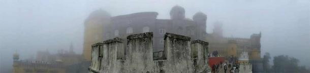 Palacio da Pena en la niebla (Dicklyon/ CC BY-SA 4.0)