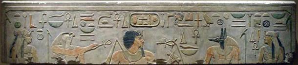 Una representación en relieve de Amenemhat I acompañado de deidades; la muerte de Amenemhat I es relatada por su hijo Senusret I en la historia de Sinuhe. (Juan Campana/CC BY-SA 2.0)