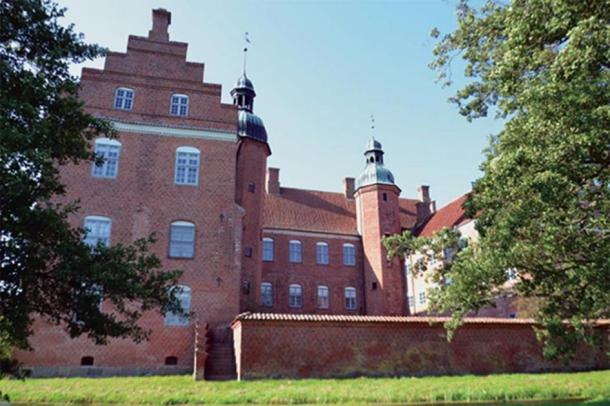 View from east. The southern wing (left) was new. The gables were curved in Dutch style except for the gate tower, which curiously was provided with stepped gables instead. Later all gables were made into stepped gables. (Author provided)