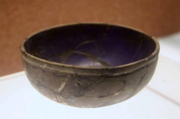 Un cuenco de vidrio azul Han occidental (202 a. C. - 9 d. C.); los chinos habían estado haciendo cuentas de vidrio de las importaciones de Asia occidental desde el período de primavera y otoño (722-481 a. C.) (dominio público)