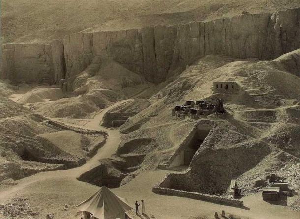 El Valle de los Reyes donde se descubrió la tumba de Tutankamón. Varias tumbas en el Valle de los Reyes han permanecido permanentemente abiertas desde la antigüedad, pero las entradas a muchas otras permanecieron ocultas hasta el siglo XIX (Dominio público)