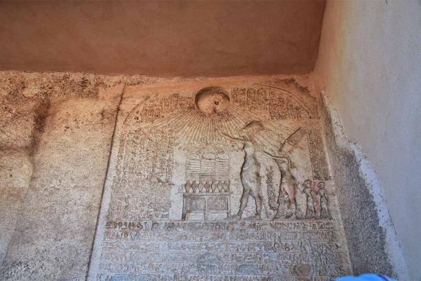 Akhenaton y su familia rindiendo homenaje a Aten (Sergey/Adobe Stock)