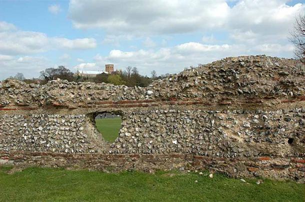 Remains of the northern city wall of Verulamium, Hertfordshire, stronghold of the Catuvellauni. (Public Domain)