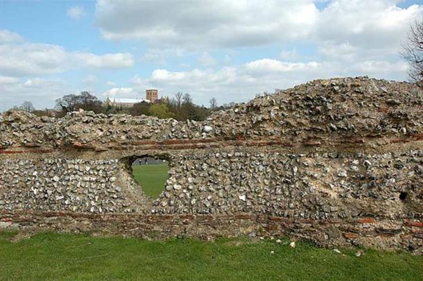 Remains of the northern city wall of Verulamium, Hertfordshire, stronghold of the Catuvellauni. (Public Domain)