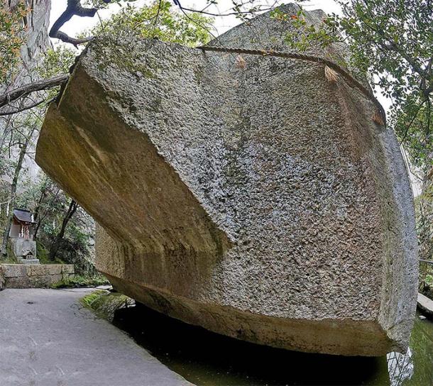 An important site in megalithic Japan is the ancient Ishi-no-Hoden megalith or Floating Stone, which can be found in the Hyōgo Prefecture of the Kansai region. (z tanuki / CC BY 3.0)