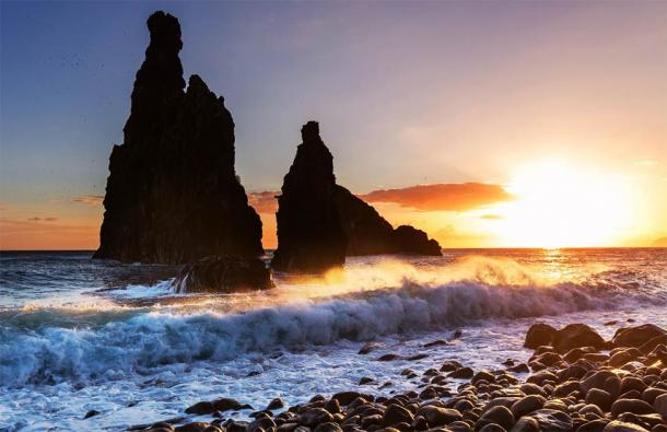Madeira Coast ( Galyna Andrushko / Adobe Stock)