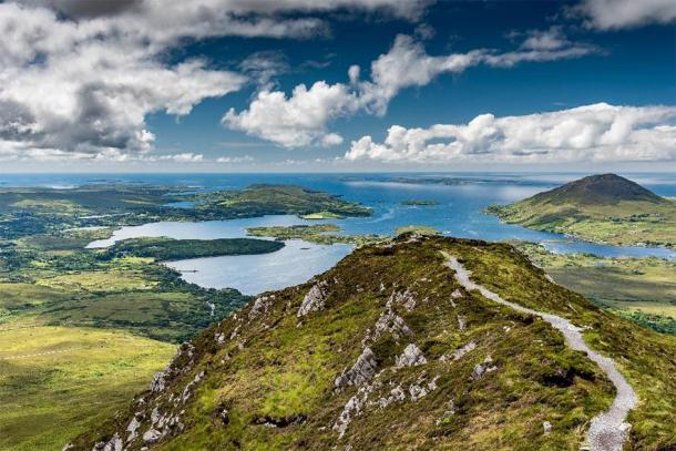 The hiking trail at the top of Diamond Hill in Connemara National Park, Ireland. (Louis-Michel DESERT /Adobe Stock)
