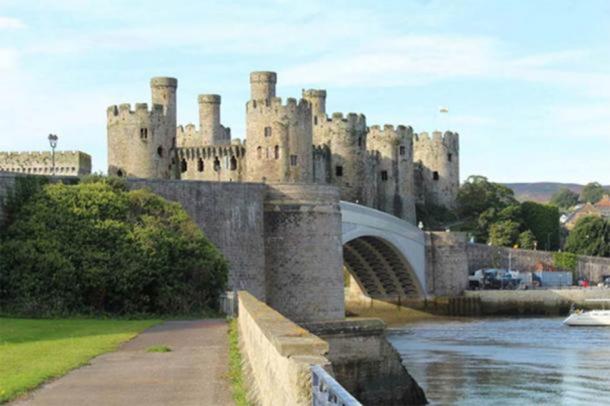 Designed by James of Saint George, Edward I built the Iron Ring of mighty castles to crush Welsh resistance, including Harlech Castle, on the left (valeryegorov / Adobe Stock), and Conwy Castle, on the right (Richard Hoare/ CC BY-SA 2.0).