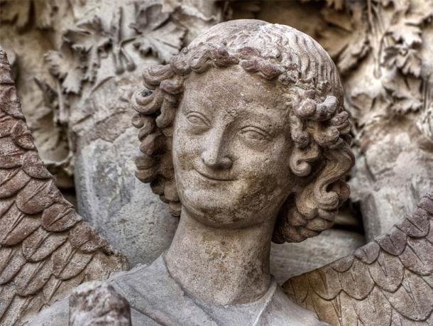 Un ángel sonriente, pero tan humano, que fue tallado en la piedra de la catedral de Reims, en Francia. ¿Será también un autorretrato medieval del maestro cantero que realizó esta obra? (Jorge Alves/Adobe Stock)