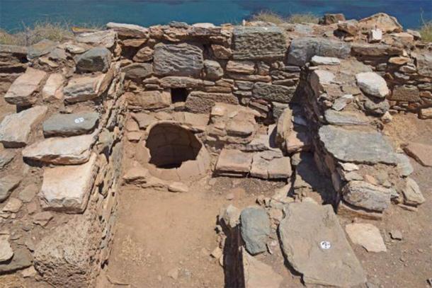Upper section of a storage jar in situ. (AMNA/Greek Ministry of Culture)