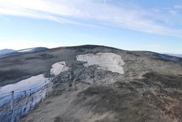La parte superior de Langfonne, fotografiada desde un helicóptero en septiembre de 2014. Las áreas de color gris claro han quedado expuestas por el retroceso del hielo y la nieve en las últimas dos décadas. (Programa de Arqueología Glaciar, Consejo del Condado de Innlandet)