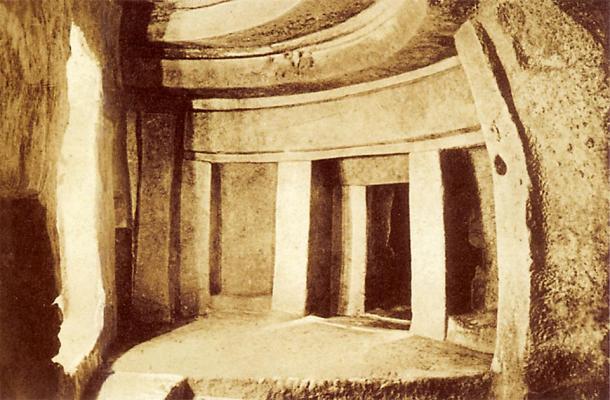 Fotografía de la cámara interior del templo megalítico Hipogeo en Malta, tomada antes de 1910 d.C.  (Richard Ellis / Dominio público)