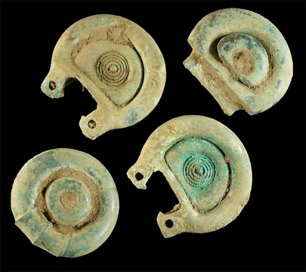 Partes clave del descubrimiento del tesoro de la Edad de Bronce de Escocia, que se cree que son piezas de un arnés de caballo de la Edad de Bronce, encontradas por el detector de metales aficionado Mariusz Stepien en junio de 2020. (Treasure Trove Scotland)