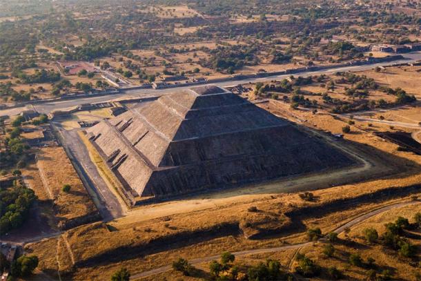 Pirámide del Sol en la antigua ciudad azteca de Teotihuacan, México, donde una vez cabezas y cuerpos humanos rodaban y caían por un largo tramo de escaleras hacia la multitud que esperaba.  (RM Nunes / Adobe Stock)