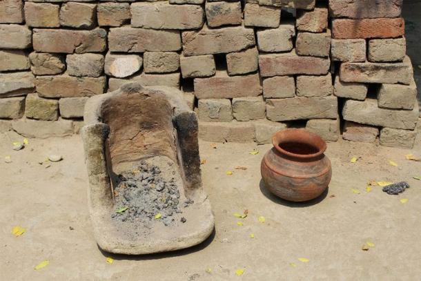 Ejemplo de brasero y vasija de barro contemporáneos en la zona rural de Haryana, India. (Foto: Akshyeta Suryanarayan)
