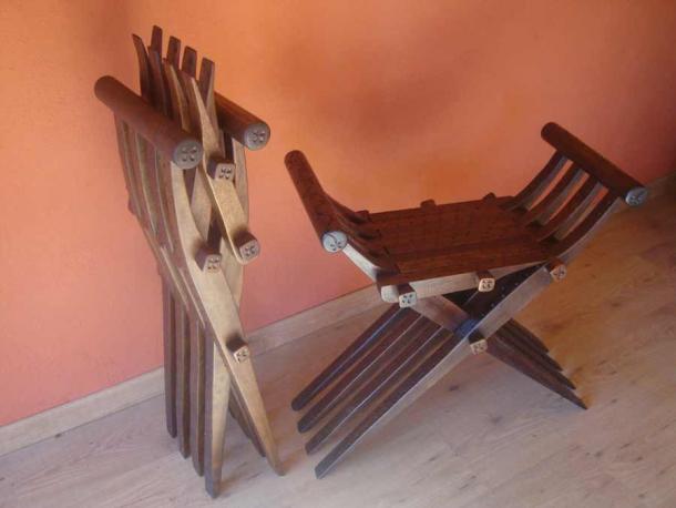 Una silla curule plegable de madera española, que muestra cómo el diseño de este tipo de sillas ha ido progresando de manera constante desde la época romana. (Matar / Dominio público)