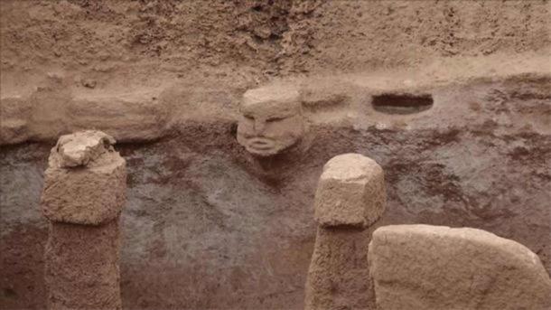 Se ven representaciones humanas y esculturas en 3D después de su descubrimiento en Karahan Tepe. (Agencia Anadolu)