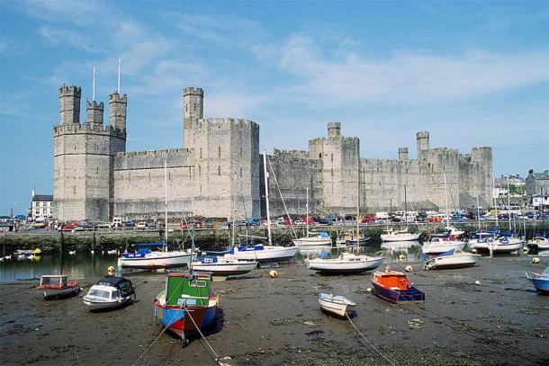 Caernarfon Castle, western view at low tide. (Herbert Ortner / CC BY 3.0)