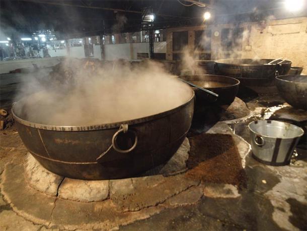 The large pot used to cook the communal meal at the Golden Temple (Javier Cuadrado / Adobe Stock)