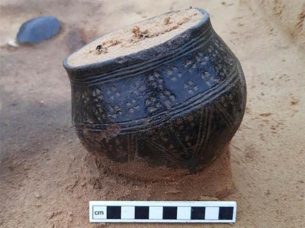 Muchas tumbas incluían fragmentos de cerámica y vasijas decoradas. (Consejo del condado de Suffolk)