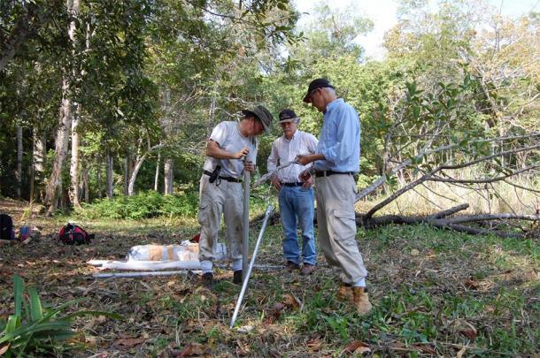 Los investigadores de la UC Nicholas Dunning, a la izquierda, Vernon Scarborough y David Lentz instalaron equipos para recolectar muestras de sedimentos durante su investigación de campo en Tikal. (Liwy Grazioso Sierra)
