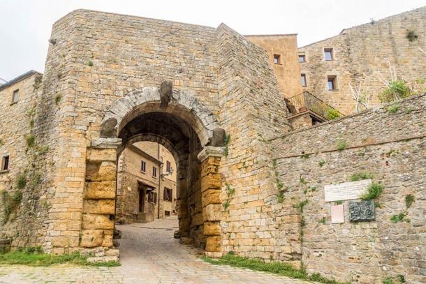 Porta all'Arco, la antigua puerta etrusca de Volterra (milosk50 / Adobe Stock)