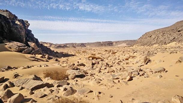 The research area Wadi el Malik east of Aswan with figures engraved in rock. (Ludwig Morenz)