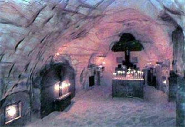 El interior de las cuevas de piedra caliza de Pskov, una necrópolis de los monjes difuntos del monasterio. (Pskovgo Narod)