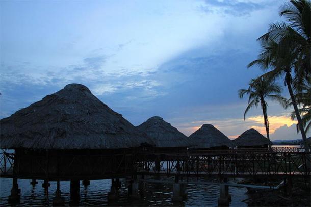 Customary Guna (Kuna) houses in the Guna Yala built on stilts over shallow coastal marshes in Panama. (Ayaita/CC BY 3.0)
