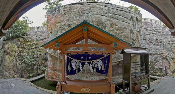 Shinto shrine at Ishi-no-Hoden. (z tanuki / CC BY 3.0)